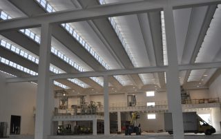 Edificio moderno con rivestimenti metallici e balconi sporgenti.