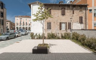 Pavimentazione in lastre di pietra chiara con superficie uniforme.