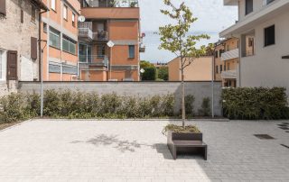 Pavimentazione in lastre di pietra chiara con superficie uniforme.