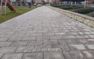 Pavimentazione esterna realizzata con masselli autobloccanti Paver a Terme di Comunanza con inserto decorativo che riporta la scritta 'Decumano'.