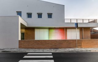 Masselli autobloccanti in cemento, posati a formare un motivo decorativo sul pavimento esterno presso la scuola fucini a Ponsacco.