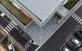 Masselli autobloccanti in cemento, posati a formare un motivo decorativo sul pavimento esterno presso la scuola fucini a Ponsacco.