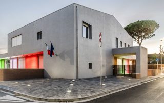 Masselli autobloccanti in cemento, posati a formare un motivo decorativo sul pavimento esterno presso la scuola fucini a Ponsacco.