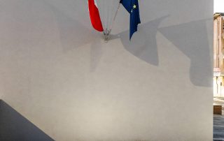 Masselli autobloccanti in cemento, posati a formare un motivo decorativo sul pavimento esterno presso la scuola fucini a Ponsacco.