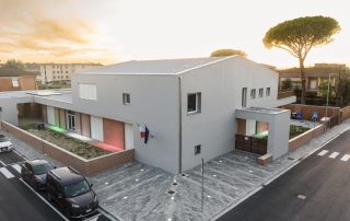 Masselli autobloccanti in cemento, posati a formare un motivo decorativo sul pavimento esterno presso la scuola fucini a Ponsacco.