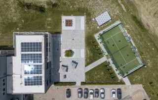 Vista aerea di un'area esterna con pavimentazione in masselli di calcestruzzo.