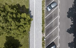 Pista ciclabile in masselli autobloccanti grigi.