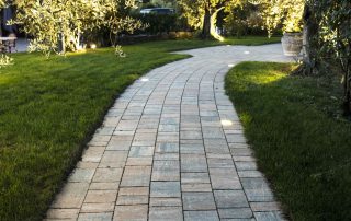 Pavimentazione in pietra con elementi LED incassati.