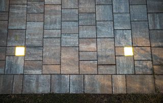 Pavimentazione in pietra con elementi LED incassati.