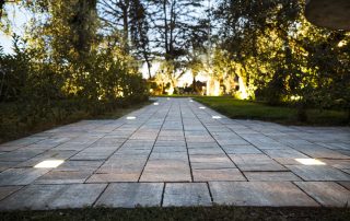 Pavimentazione in pietra con elementi LED incassati.