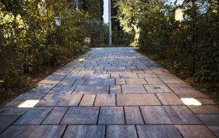 Pavimentazione in pietra con elementi LED incassati.
