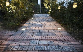 Pavimentazione in pietra con elementi LED incassati.