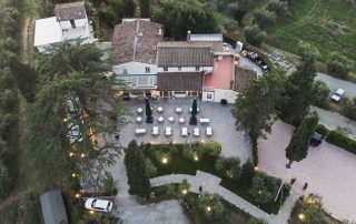 Vista aerea di una pavimentazione esterna in pietra.