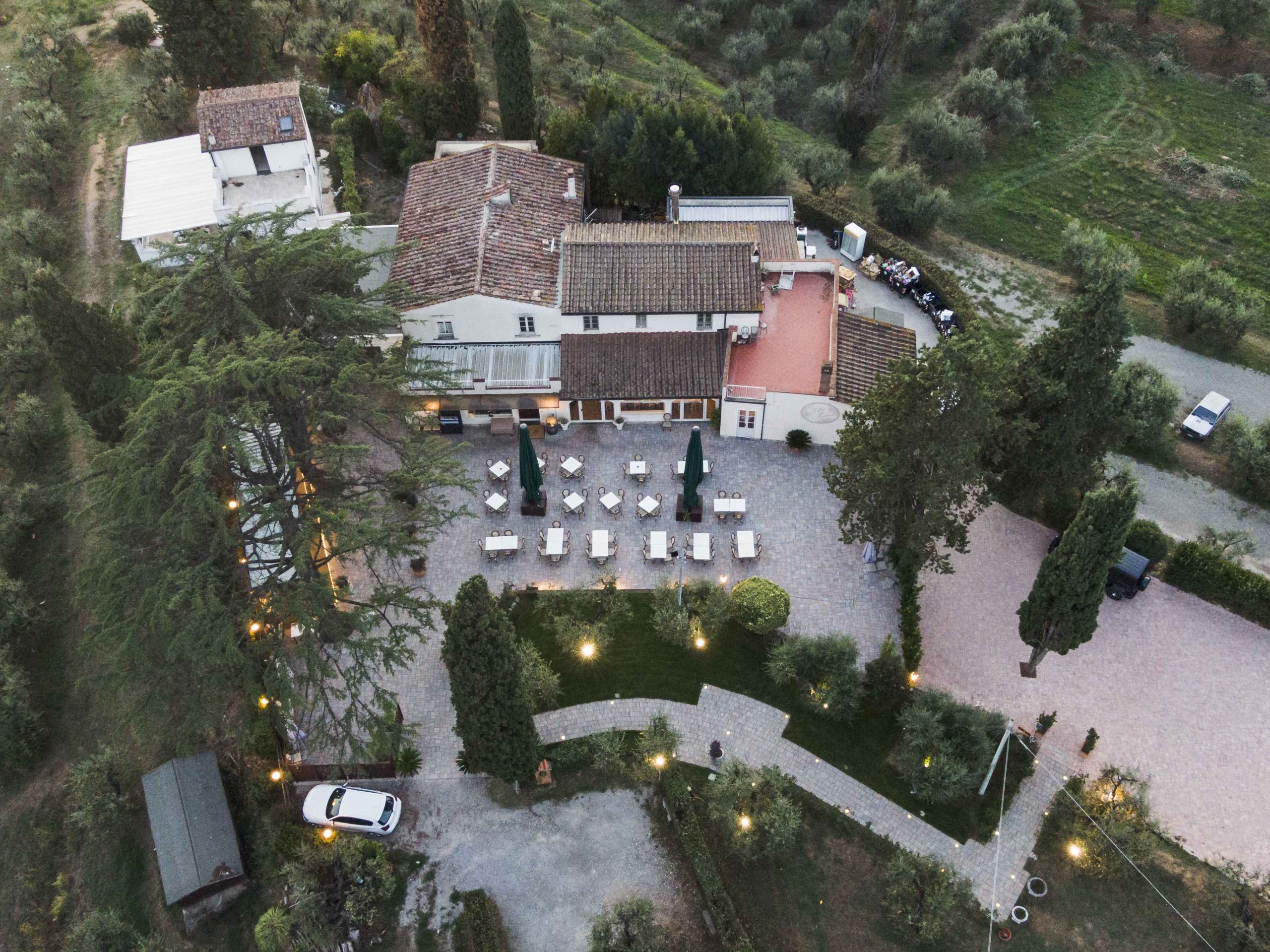 Vista aerea di una pavimentazione esterna in pietra.