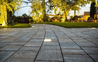 Pavimentazione in pietra con elementi LED incassati.