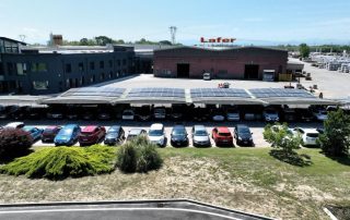 Parcheggio coperto con struttura prefabbricata in cemento, dotato di pensiline fotovoltaiche.