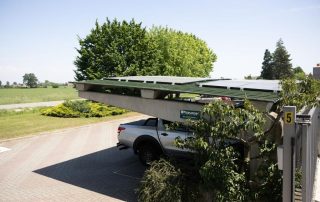 Parcheggio coperto con struttura prefabbricata in cemento.