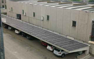 Parcheggio coperto con struttura prefabbricata in cemento, dotato di pensiline fotovoltaiche.