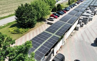 Parcheggio coperto con struttura prefabbricata in cemento, dotato di pensiline fotovoltaiche.