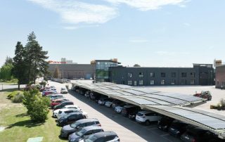 Parcheggio coperto con struttura prefabbricata in cemento, dotato di pensiline fotovoltaiche.