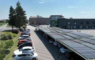Parcheggio coperto con struttura prefabbricata in cemento, dotato di pensiline fotovoltaiche.