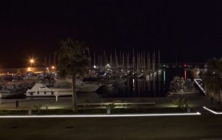 Passeggiata illuminata a LED nel porto di Cetraro, con barche ormeggiate di notte.