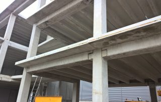 Costruzione di un edificio prefabbricato in cemento armato.