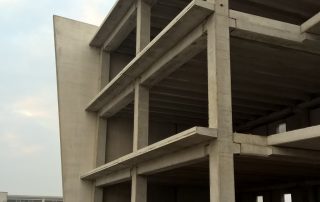 Costruzione di un edificio prefabbricato in cemento armato.