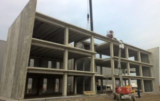 Costruzione di un edificio prefabbricato in cemento armato.
