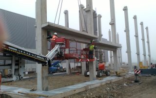 Assemblaggio di una struttura prefabbricata in cemento armato.