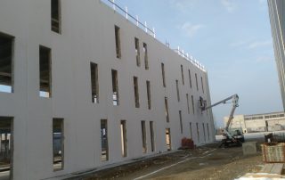 Costruzione di un edificio prefabbricato in cemento armato.