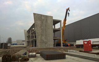 Costruzione di un edificio prefabbricato in cemento armato.
