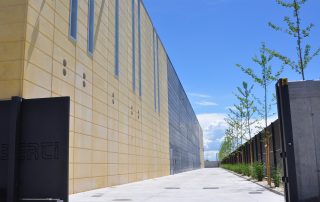 Edificio con pannelli prefabbricati in cemento giallo e grigio.