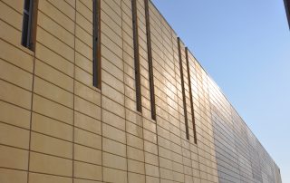 Edificio industriale con pannelli prefabbricati in cemento giallo.