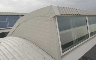 Copertura industriale con lucernari a shed in metallo e vetro.