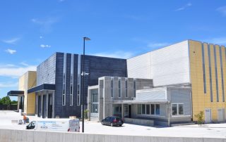 Struttura industriale con pannelli prefabbricati in cemento di diverse tonalità.