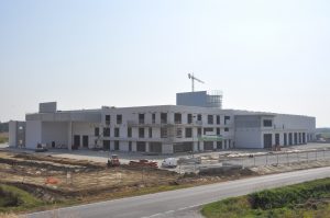 Cantiere di un complesso industriale in costruzione con struttura prefabbricata.