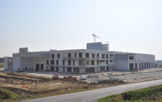 Cantiere di un complesso industriale in costruzione con struttura prefabbricata.