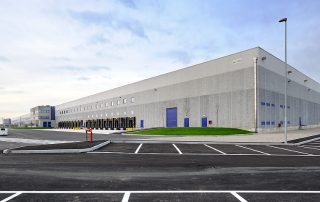Edificio logistico con struttura prefabbricata.