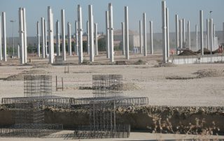 Montaggio di una struttura prefabbricata in cemento.