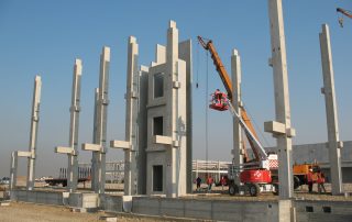 Montaggio di una struttura prefabbricata in cemento.