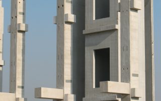 Montaggio di una struttura prefabbricata in cemento.