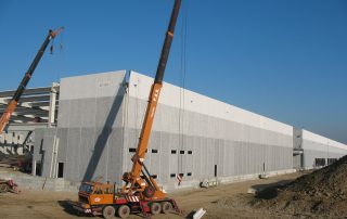 Montaggio di una struttura prefabbricata in cemento.