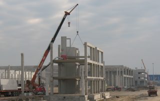 Montaggio di una struttura prefabbricata in cemento.