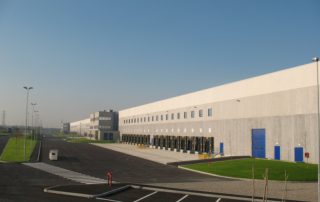 Edificio logistico con struttura prefabbricata.