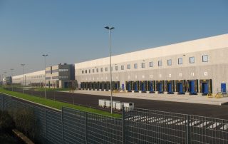 Edificio logistico con struttura prefabbricata.