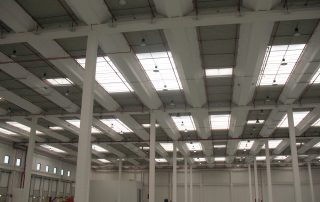Ampio capannone industriale con struttura modulare, soffitto dotato di lucernari.