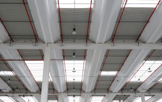 Ampio capannone industriale con struttura modulare, soffitto dotato di lucernari.