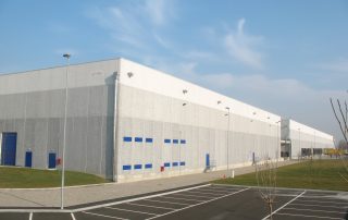 Edificio logistico con struttura prefabbricata.