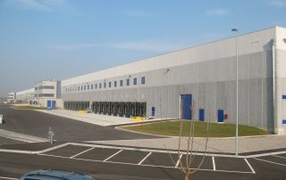 Edificio logistico con struttura prefabbricata.